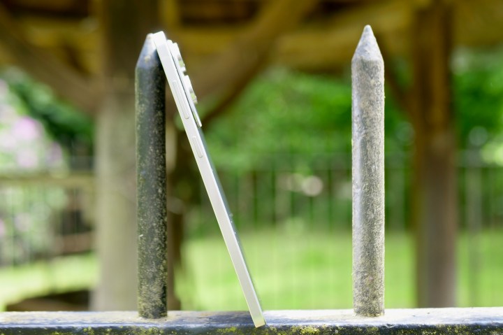 Le côté du bord Samsung Galaxy S25.