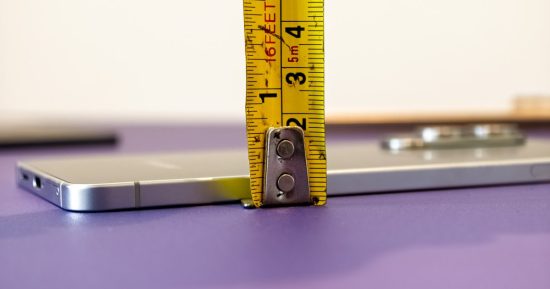 J'ai mesuré le bord Galaxy S25. À quel point est-ce mince… vraiment?