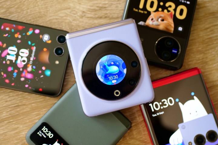 Le Tecno Phantom V Flip, avec d'autres téléphones pliants.