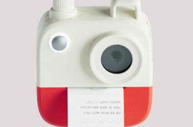 Cette caméra excentrique propulse des poèmes, pas des photos