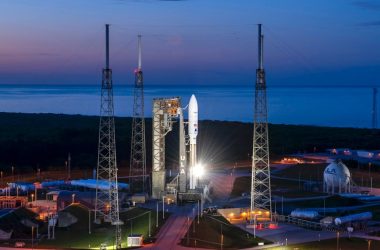 Regardez cette fusée Atlas Rocket au Launchpad pour le lancement de Kuiper d'Amazon