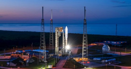 Regardez cette fusée Atlas Rocket au Launchpad pour le lancement de Kuiper d'Amazon