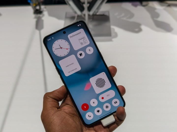 L'écran de 6,67 pouces sur le téléphone Nothing 3 en noir
