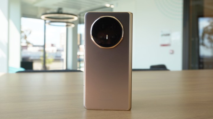 L'arrière de l'honneur Magic V5, debout sur une table