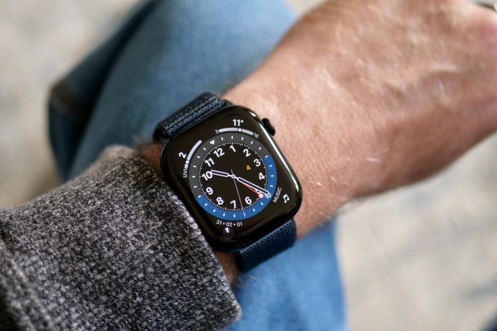 Une personne portant l'Apple Watch Series 10.