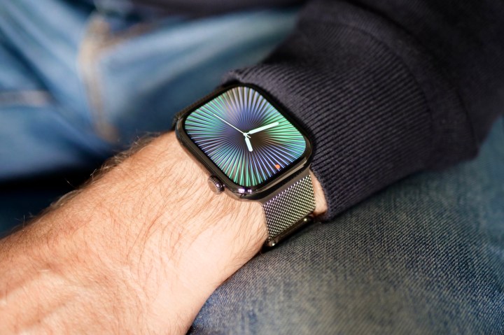 Une personne portant la série Titanium Apple Watch 10.