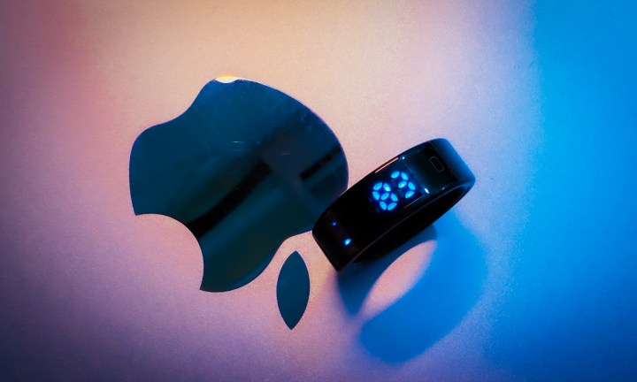 Pebble Halo Smart Ring contre Apple Logo.