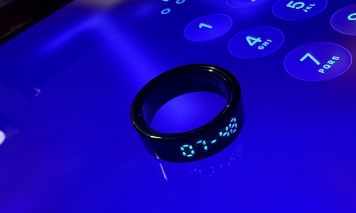 Anneau intelligent Halo Pebble Halo au sommet d'un écran.