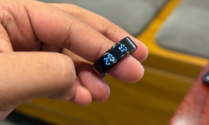 Voir le temps sur la bague intelligente Halo Pebble.