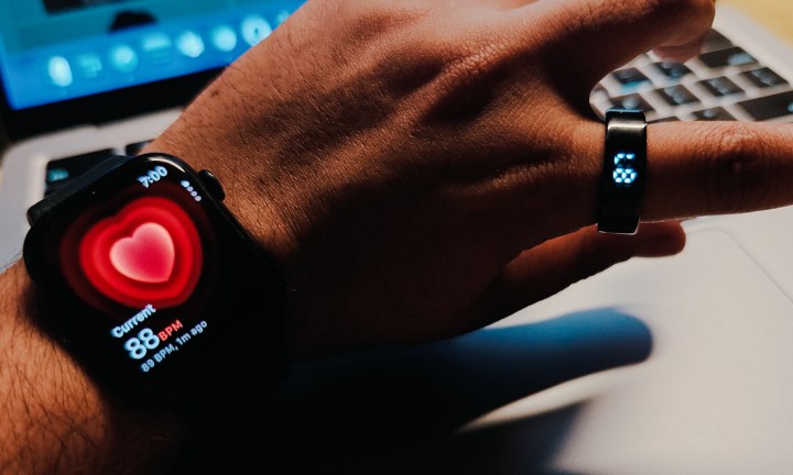 Pebble Halo Smart Ring et Apple Watch.