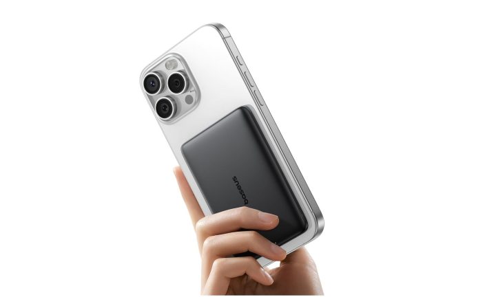 Un iPhone équipé d'une banque de puissance de base ultra-clien.