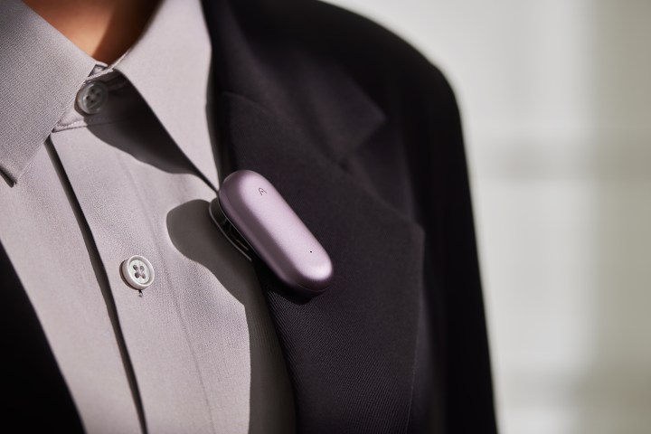 Un homme portant un nopin de chouchou sur ce costume.