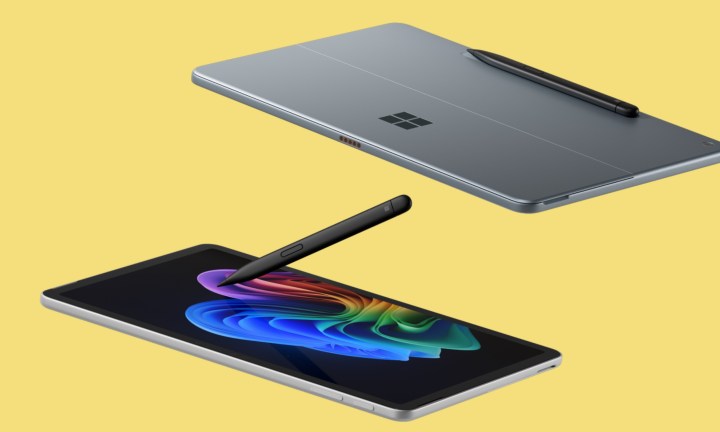 Vue arrière du Microsoft Surface Pro 12 dans la tablette.