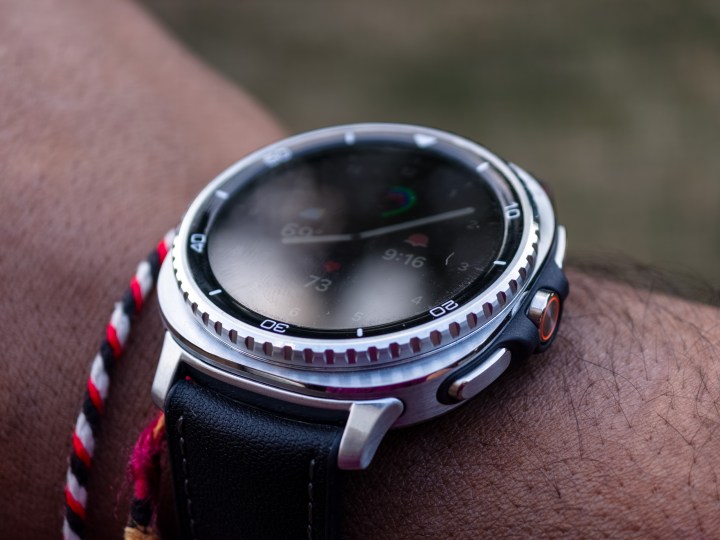 Samsung Galaxy Watch 8 Classic au poignet