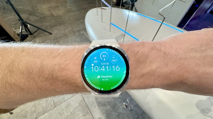 Galaxy Watch 8 à la main