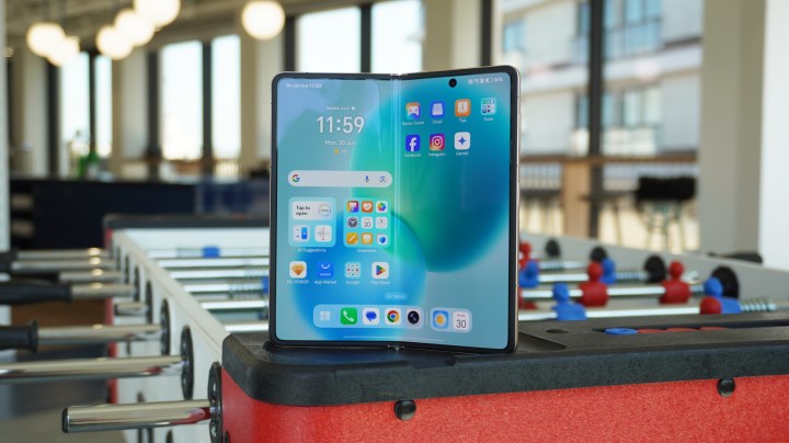 L'écran interne de la magie V5, debout sur le bord d'une table de baby-foot