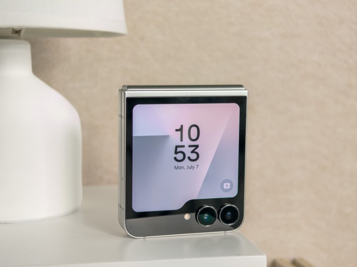 Galaxy Z Flip 7 Fe en blanc sur une table