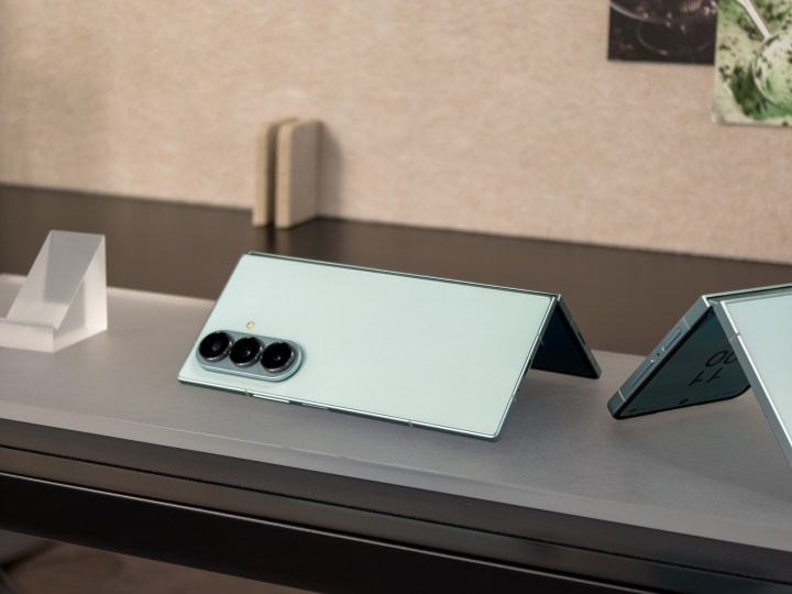 Mint Galaxy Z Fold 7 et Flip 7 sur une table