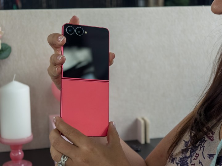 Galaxy Z Flip 7 à Coralred tenu entre les mains d'une femme