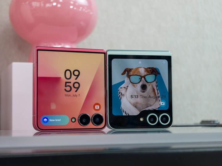 Galaxy Z Flip 7 à Coralred sur une table à côté de la menthe Galaxy Z Flip 6