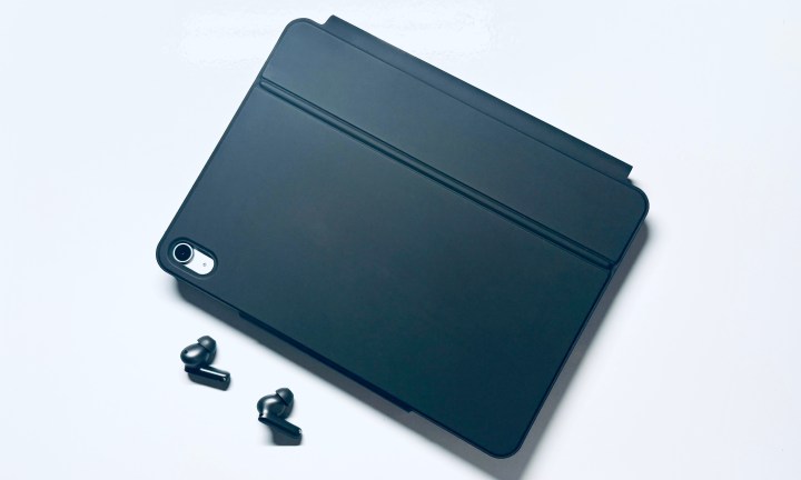 Vue avant du clavier magnétique du rebond ESR pour l'iPad.
