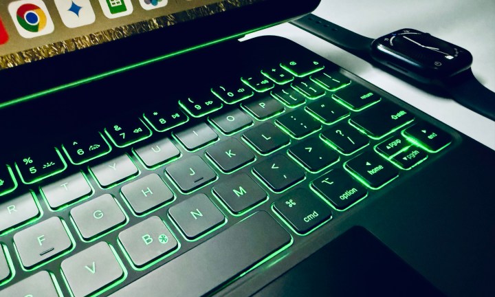 Les touches sur le clavier magnétique du rebond ESR pour l'iPad.