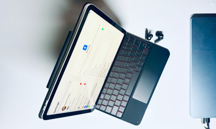 Vue de dessus du pont sur le clavier magnétique du rebond ESR pour l'iPad.