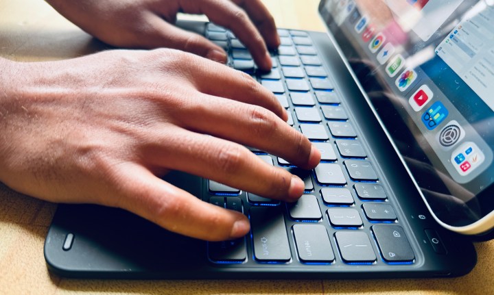 Gros plan de la saisie sur le clavier magnétique du rebond ESR pour l'iPad.