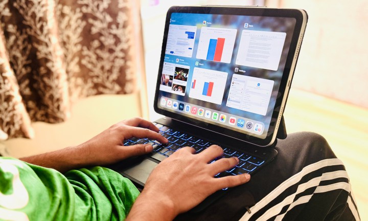 ESR Rebound Clavier magnétique pour l'iPad sur les genoux d'une personne.