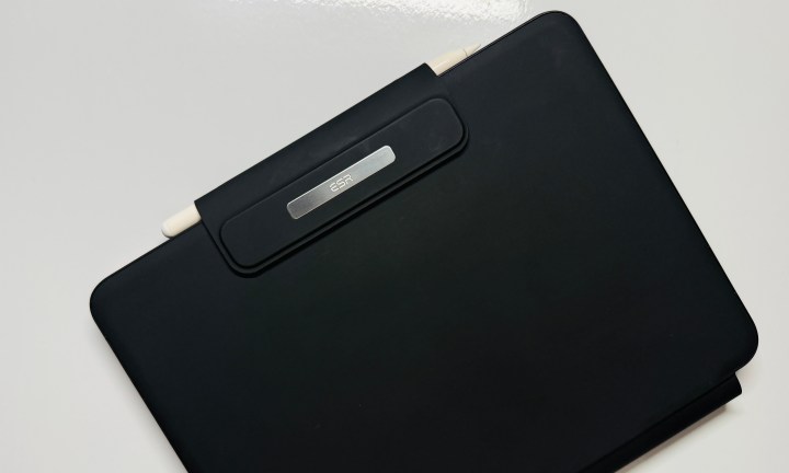 Le volet s'est fermé sur le clavier magnétique du rebond ESR pour l'iPad.
