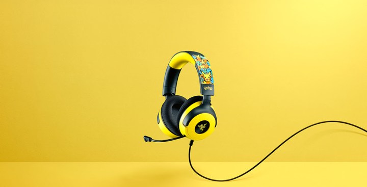 Razer Kraken V4 X Mouse sur le thème des pokémon sur un fond jaune