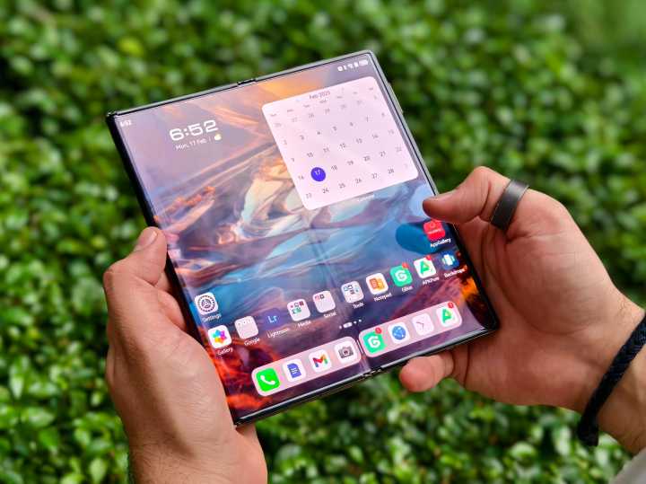 Huawei Mate Xt ultime en mode à deux écrans.