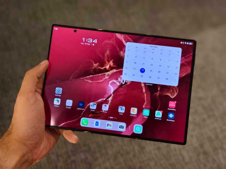 Huawei Mate Xt ultime complètement déplié.