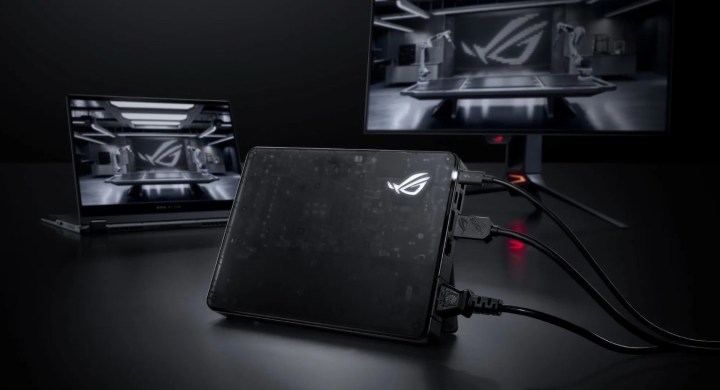 L'EGPU ASUS ROG XG Mobile 2025 connecté à un ordinateur portable et à un moniteur