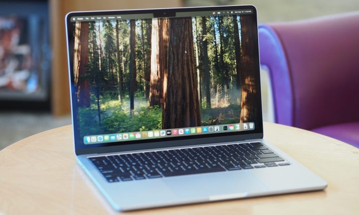 APPLE MACBOOK AIR 13 M4 Vue angulaire avant Affichage et clavier.