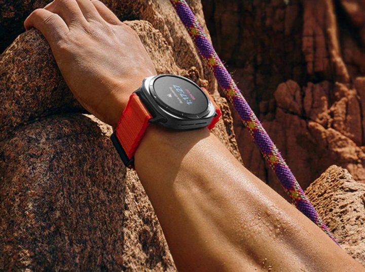 Un homme grimpe une montagne avec une montre Samsung Galaxy Watch Ultra 2025.