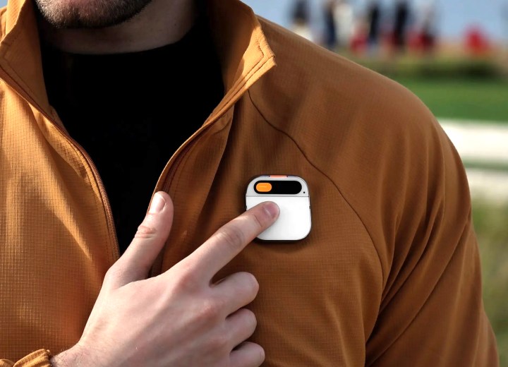 La broche AI humaine.