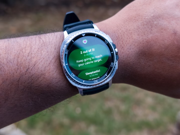 Tile de fitness sur une Galaxy Watch 8 Classic en noir sur un poignet