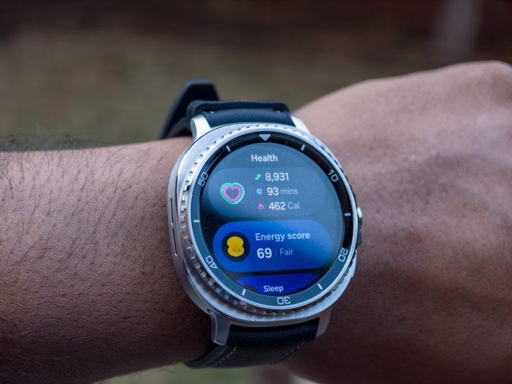 Rapport sur la santé et le sommeil sur une Galaxy Watch 8 Classic en noir sur un poignet