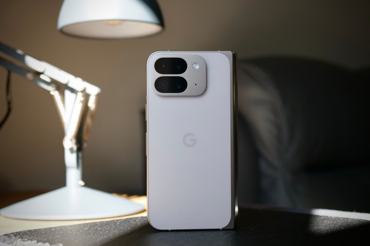 Le Google Pixel 9 Pro Fold s'est fermé à l'arrière.
