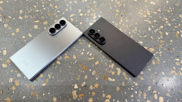 Deux Samsung Galaxy Z pli 7 à côté de l'autre