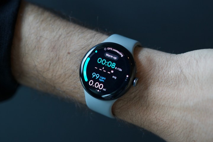 Une démonstration des nouvelles fonctionnalités en cours d'exécution pour la montre Google Pixel Watch 3 dans l'application Fitbit.