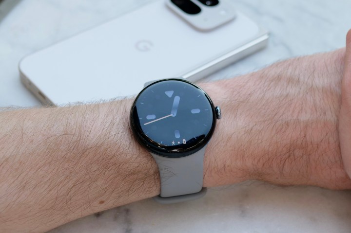 Quelqu'un portant la montre Google Pixel 3.