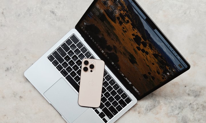 iPhone au sommet d'un MacBook Air.