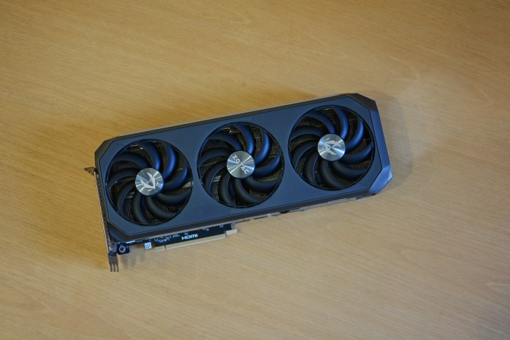 La carte graphique ZOTAC RTX 5070 TI AMP EXTRÊME INFINITÉE placée sur une surface en bois