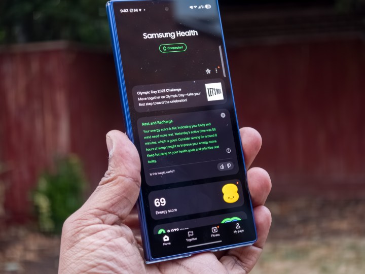 Samsung Health Report de la Galaxy Watch 8 Classic comme indiqué sur l'écran de couverture du Galaxy Z Fold 7