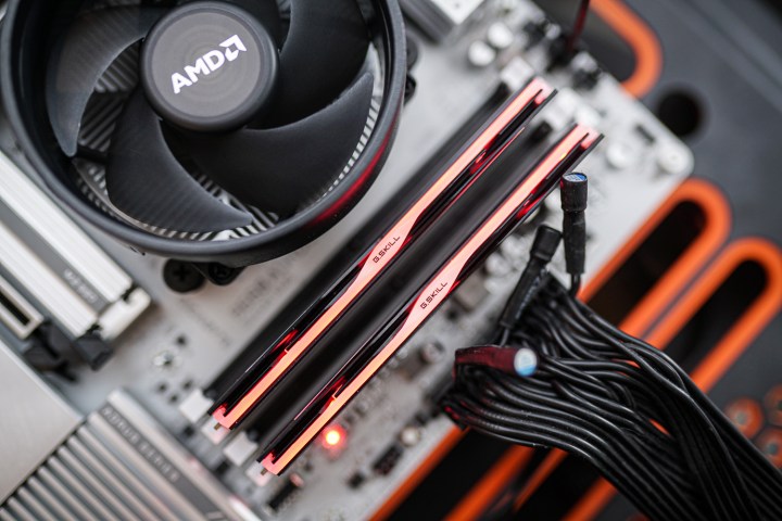 Mémoire DDR5 installée dans une carte mère.