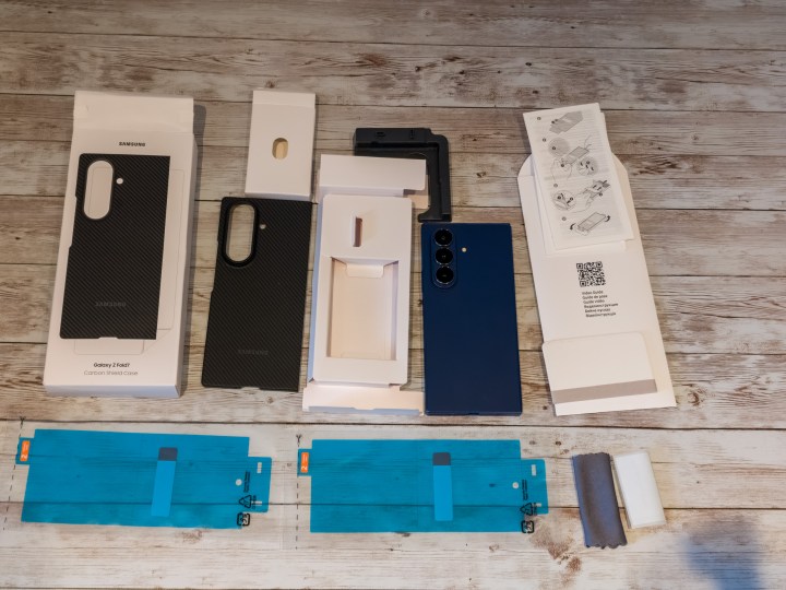 Étui officiel de fibre de carbone Samsung Carbon pour Galaxy Z Fold 7 avec kit d'installation de protecteur d'écran et tous les contenus de la boîte