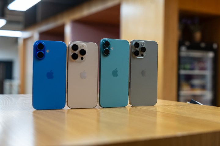 iPhone 16 Pro Max à côté des 16 plus, 16 pro et iPhone 16 réguliers