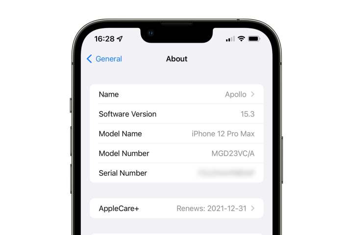Capture d'écran de la partie supérieure de l'iPhone montrant l'écran avec le nom, la version logicielle et les informations du modèle.